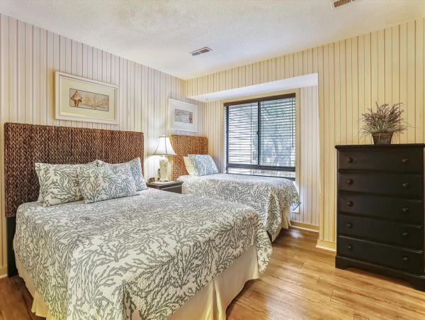Hilton Head Right on The Golf Course & Block to Beach
