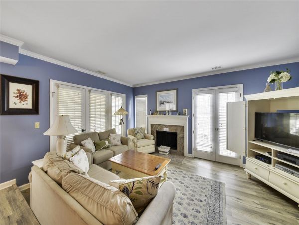 Beautiful updated 3 bedroom-3 bathroom Villa 1.2 miles to the beach