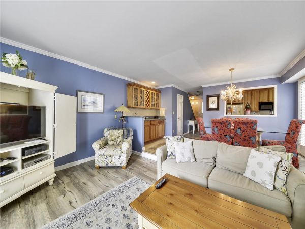 Beautiful updated 3 bedroom-3 bathroom Villa 1.2 miles to the beach