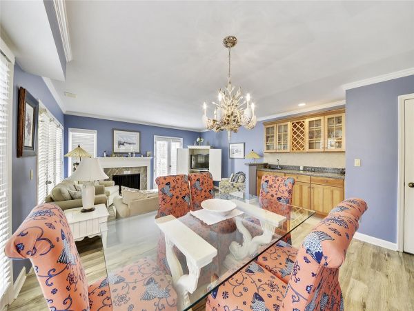 Beautiful updated 3 bedroom-3 bathroom Villa 1.2 miles to the beach