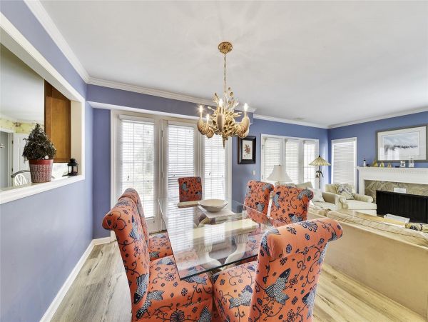 Beautiful updated 3 bedroom-3 bathroom Villa 1.2 miles to the beach