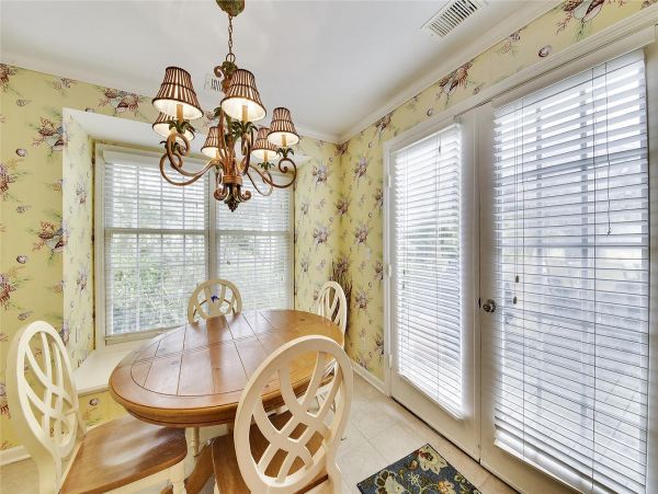 Beautiful updated 3 bedroom-3 bathroom Villa 1.2 miles to the beach