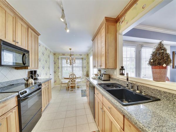 Beautiful updated 3 bedroom-3 bathroom Villa 1.2 miles to the beach