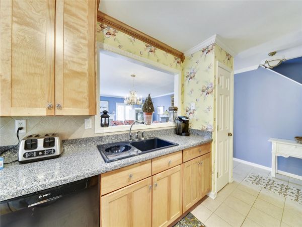 Beautiful updated 3 bedroom-3 bathroom Villa 1.2 miles to the beach