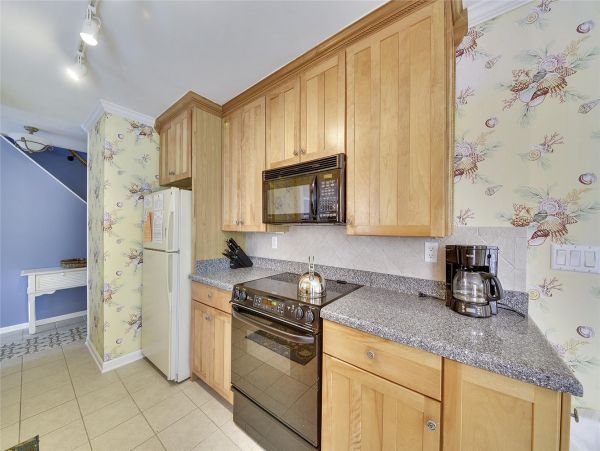 Beautiful updated 3 bedroom-3 bathroom Villa 1.2 miles to the beach