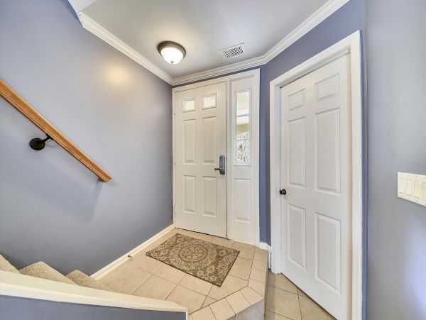 Beautiful updated 3 bedroom-3 bathroom Villa 1.2 miles to the beach