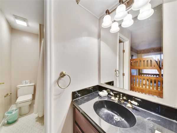 Beautiful updated 3 bedroom-3 bathroom Villa 1.2 miles to the beach