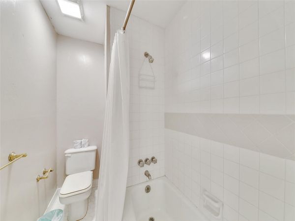 Beautiful updated 3 bedroom-3 bathroom Villa 1.2 miles to the beach