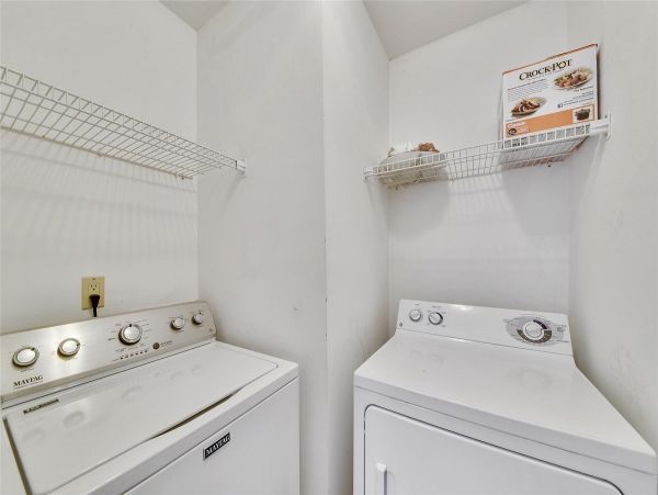 Beautiful updated 3 bedroom-3 bathroom Villa 1.2 miles to the beach