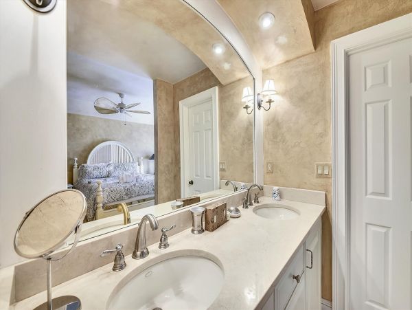 Beautiful updated 3 bedroom-3 bathroom Villa 1.2 miles to the beach