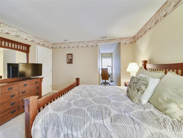 Beautiful updated 3 bedroom-3 bathroom Villa 1.2 miles to the beach