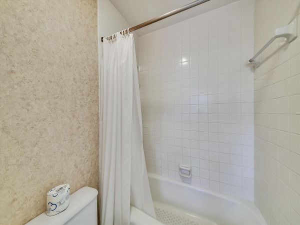 Beautiful updated 3 bedroom-3 bathroom Villa 1.2 miles to the beach