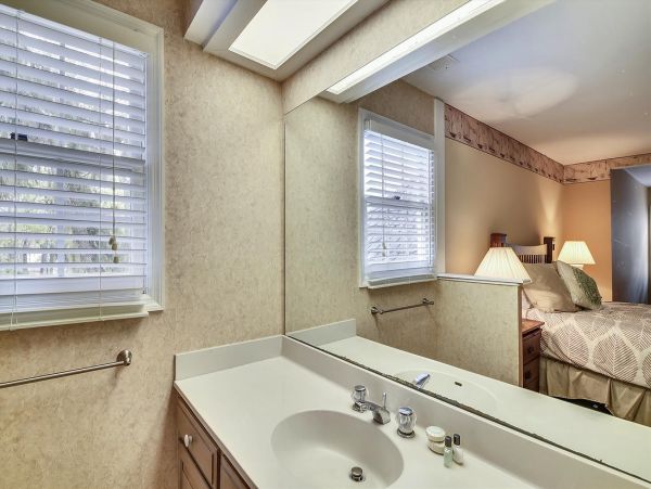 Beautiful updated 3 bedroom-3 bathroom Villa 1.2 miles to the beach