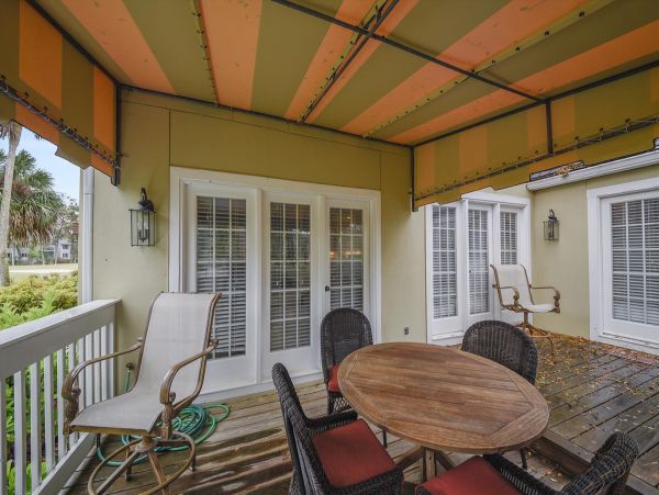 Beautiful updated 3 bedroom-3 bathroom Villa 1.2 miles to the beach