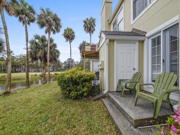 Beautiful updated 3 bedroom-3 bathroom Villa 1.2 miles to the beach