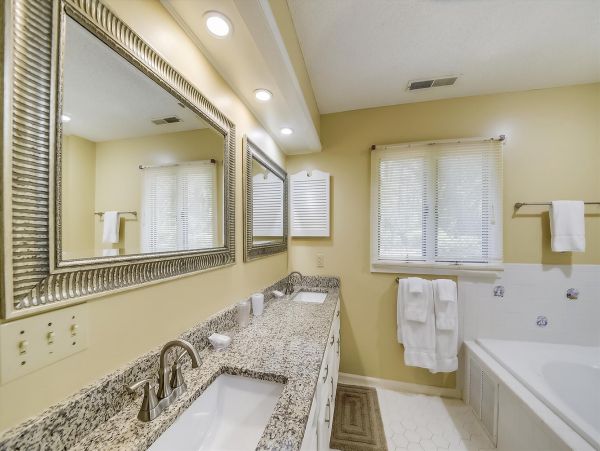 4 Bedroom Vacation Pool Home in Hilton Head Close to Beach