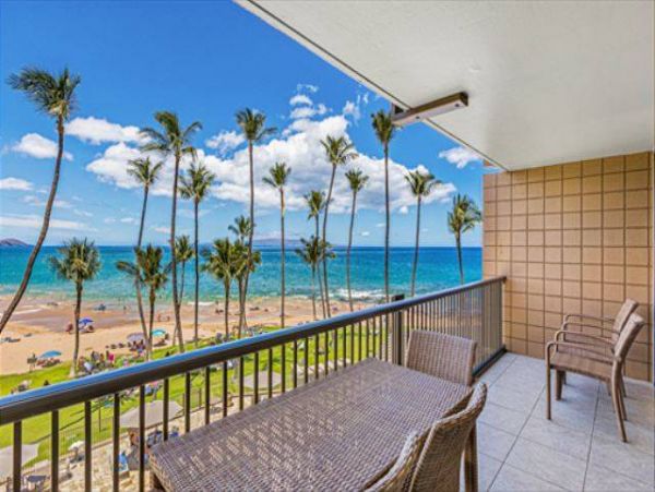 Oceanfront Vacation Beach. Condo in Kihei Sleeps 6 Guests