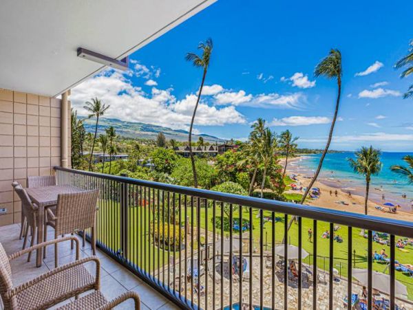 Oceanfront Vacation Beach. Condo in Kihei Sleeps 6 Guests
