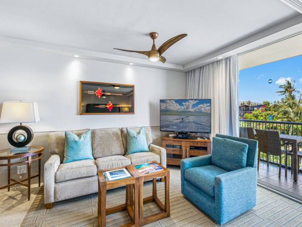 Oceanfront Vacation Beach. Condo in Kihei Sleeps 6 Guests