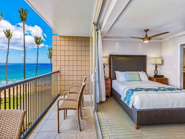 Oceanfront Vacation Beach. Condo in Kihei Sleeps 6 Guests