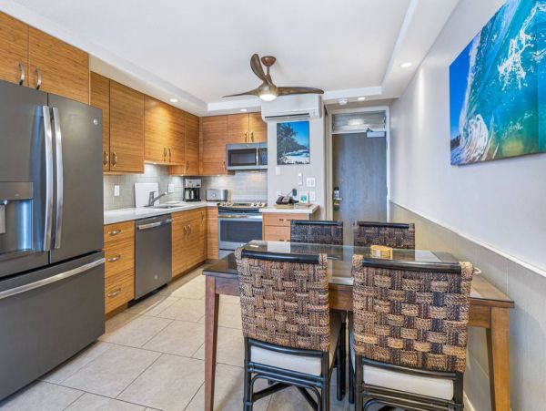 Oceanfront Vacation Beach. Condo in Kihei Sleeps 6 Guests