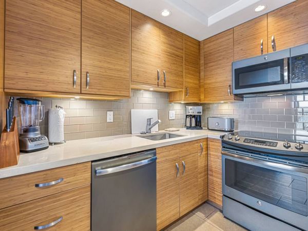 Oceanfront Vacation Beach. Condo in Kihei Sleeps 6 Guests