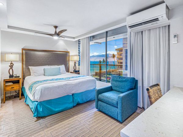Oceanfront Vacation Beach. Condo in Kihei Sleeps 6 Guests