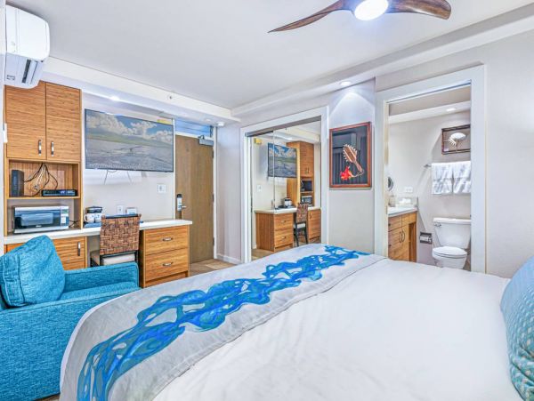 Oceanfront Vacation Beach. Condo in Kihei Sleeps 6 Guests