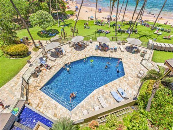 Oceanfront Vacation Beach. Condo in Kihei Sleeps 6 Guests