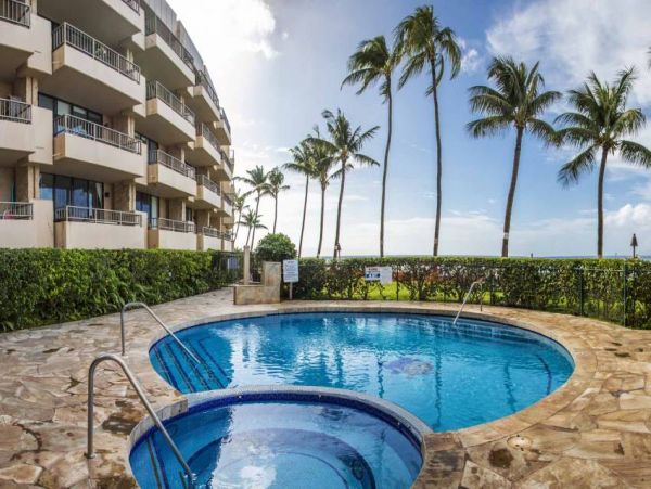 Oceanfront Vacation Beach Condo in Lahaina Sleeps 6 Guests