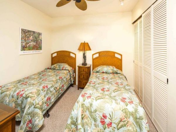 Oceanfront Vacation Beach Condo in Lahaina Sleeps 6 Guests