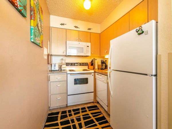 Oceanfront Vacation Beach Condo in Lahaina Sleeps 6 Guests