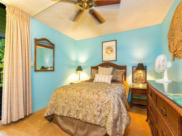 Oceanfront Vacation Beach Condo in Lahaina Sleeps 6 Guests