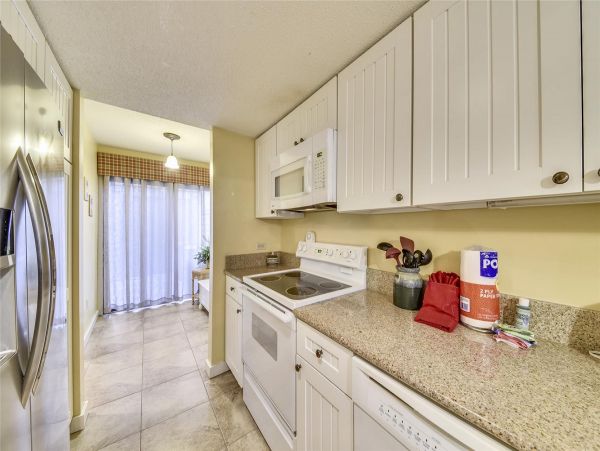Walk to The Beach from this Lovely Shipyard Residence