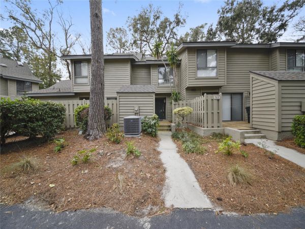 Walk to The Beach from this Lovely Shipyard Residence