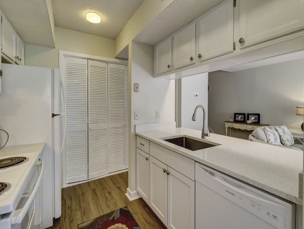 Two bedrooms Condo. Great Location on Palmetto Dunes