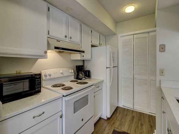 Two bedrooms Condo. Great Location on Palmetto Dunes