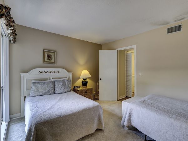 Two bedrooms Condo. Great Location on Palmetto Dunes