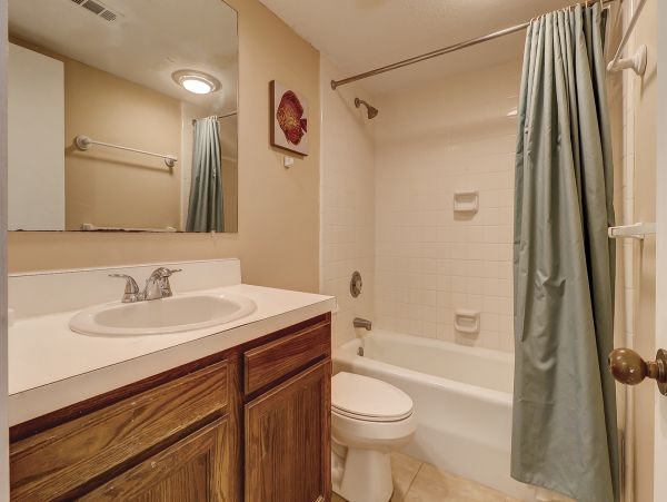 Two bedrooms Condo. Great Location on Palmetto Dunes