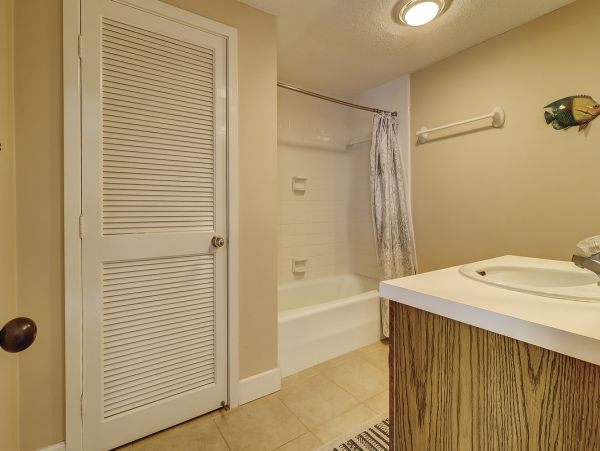 Two bedrooms Condo. Great Location on Palmetto Dunes