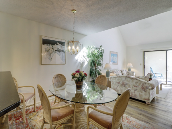 2 Bedroom - 2 Bathroom Villa 0.4 miles to the beach