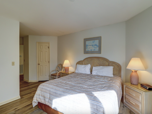 2 Bedroom - 2 Bathroom Villa 0.4 miles to the beach