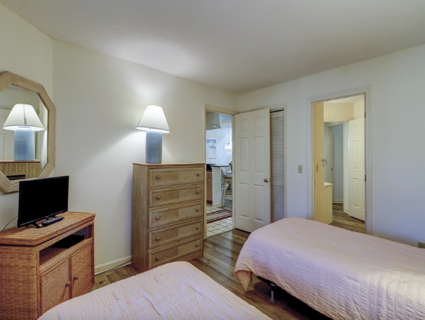 2 Bedroom - 2 Bathroom Villa 0.4 miles to the beach