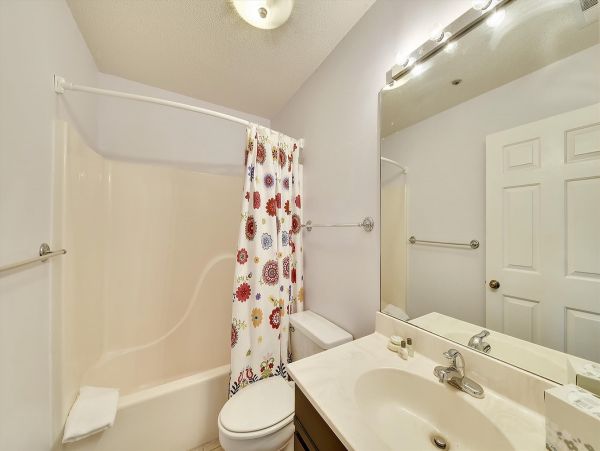 3 Bedroom - 3 Bathroom Dog friendly Townhome in Ocean Breeze, Hilton head 0.4 miles to the beach