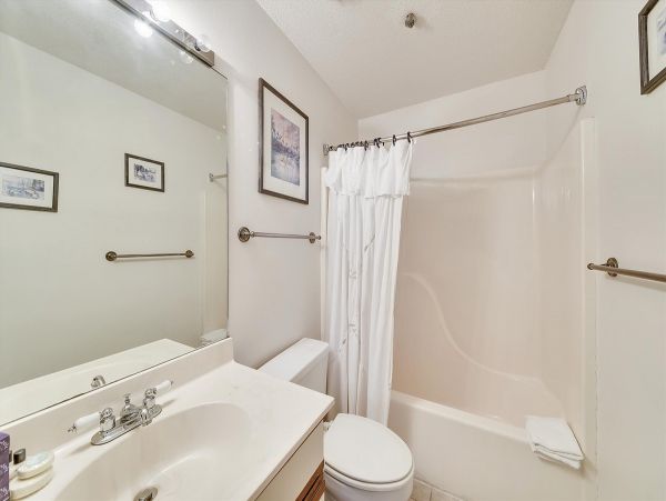 3 Bedroom - 3 Bathroom Dog friendly Townhome in Ocean Breeze, Hilton head 0.4 miles to the beach