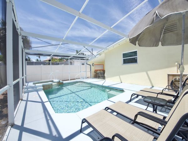 Charming Vacation Home in Fort Myers 8 Guests Walk To Beach