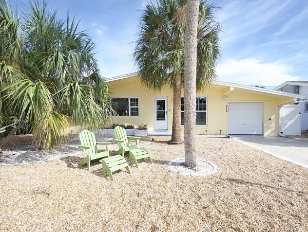 Charming Vacation Home in Fort Myers 8 Guests Walk To Beach