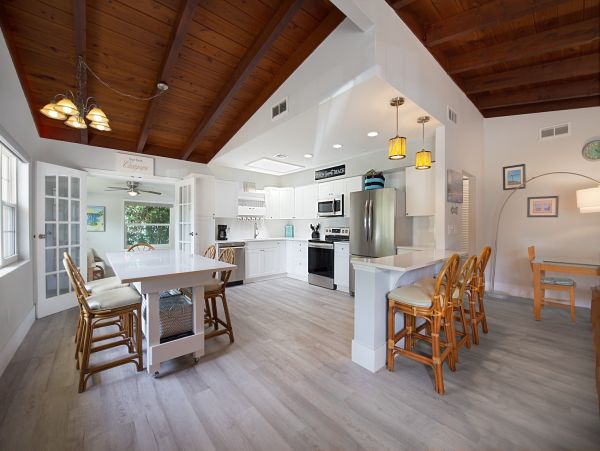 Charming Vacation Home in Fort Myers 8 Guests Walk To Beach