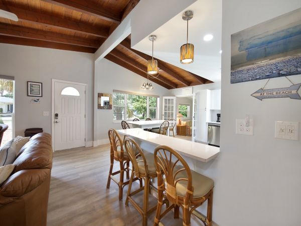 Charming Vacation Home in Fort Myers 8 Guests Walk To Beach