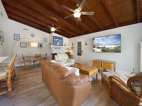 Charming Vacation Home in Fort Myers 8 Guests Walk To Beach